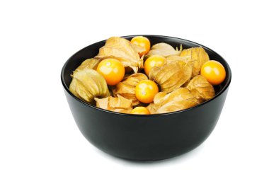 Beyaz arka plan üzerinde izole kase olgun physalis