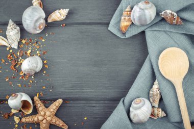 Deniz arka plan. Tahta kaşık, peçete, deniz kabuklarını yaptı. Metin için yer. Kopya alanı ile Üstten Görünüm