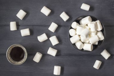 Siyah ahşap masa üzerinde marshmallow ile kahve
