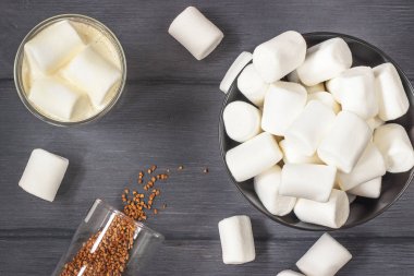 Siyah ahşap masa üzerinde marshmallow ile kahve