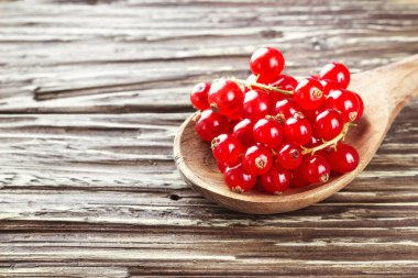 Taze somun tahta kaşık rustik ahşap masa arka plan, seçici odak, kopya alanı içinde hasat.