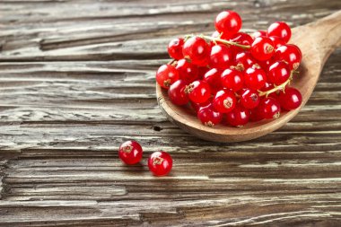 Taze somun tahta kaşık rustik ahşap masa arka plan, seçici odak, kopya alanı içinde hasat.