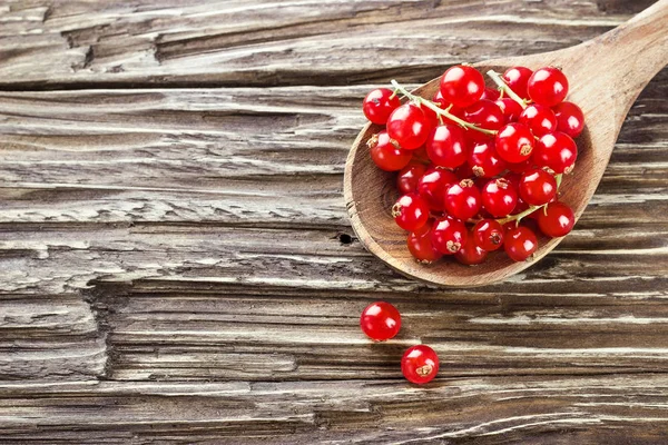 Taze somun tahta kaşık rustik ahşap masa arka plan, seçici odak, kopya alanı içinde hasat.