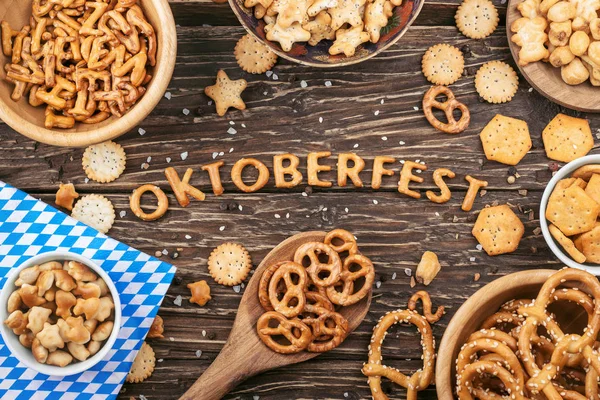Oktoberfest belettering. Zoute crackers, zoutjes en andere hapjes — Stockfoto