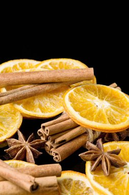 Kurutulmuş dilim portakal, tarçın çubuğu ve yıldız anason, kopya alanı