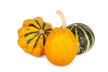 Beyaz arka plan üzerinde izole dekoratif kabak toplama