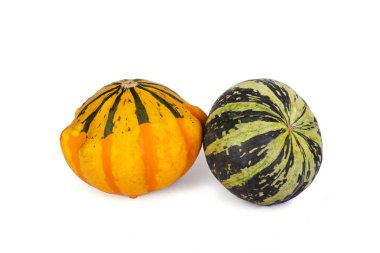 Beyaz bir arka plan üzerinde izole dekoratif kabaklar