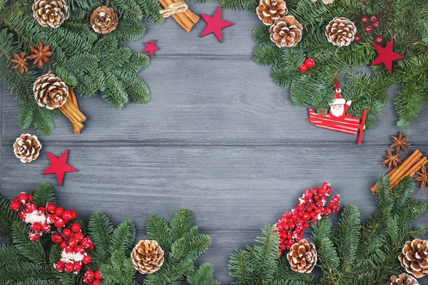 Jul eller nyår dekoration bakgrund med fir grenar på trä bakgrund — Stockfoto