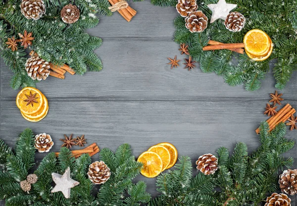 Decorazioni natalizie su fondo di legno con cannella e fette di arancia essiccata, copiare lo spazio . Fotografia Stock