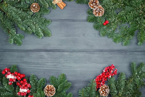 Fir julgran på trä bakgrund, kopia utrymme. — Stockfoto
