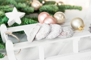 Noel gingerbread çerezleri ahşap kızak ve köknar ağacı üzerinde 