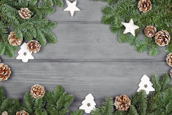 Christmas sammansättning på trä bakgrund med julgran och kottar. Platt lekmanna, top view — Stockfoto