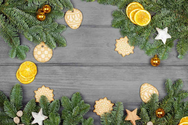 Helgdekorationer. Christmas komposition med cookie och skivor orange. Utrymme för en text, Visa från ovan — Stockfoto