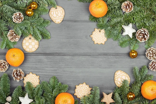 Juldekoration med cookie på en trä bakgrund — Stockfoto