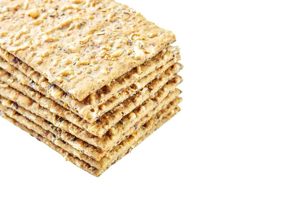Pila di cracker di pane piatto di grano croccante con semi isolati su uno sfondo bianco — Foto Stock