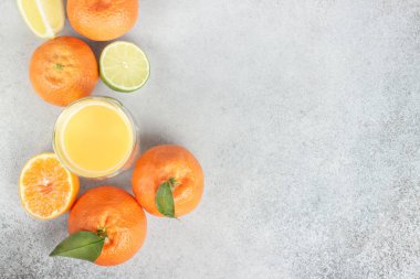 Taze turuncu. Limon, mandalina, limon ve suyu. Kopya alanı