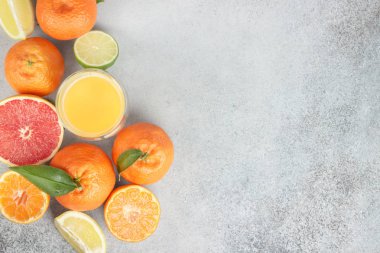 Narenciye arka plan. Yaprakları ile çeşitli taze narenciye meyve. Greyfurt, limon, limon, mandalina. Düz yatıyordu, en iyi görünüm, kopya alanı