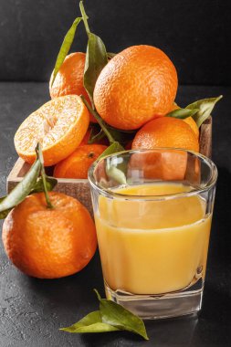 Mandalina yaprakları ve koyu arka cama suyu ile