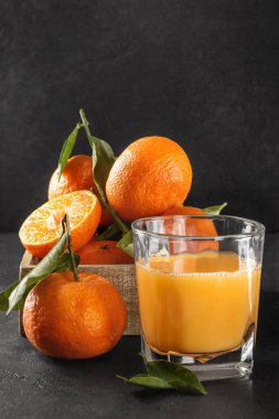 Yeşil yaprakları ve suyu cam ile taze portakal mandalina 