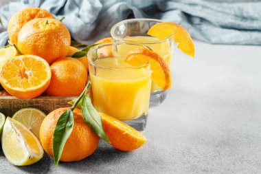 Taze turuncu. Mandalina, limon, mandalina, limon ve suyu 