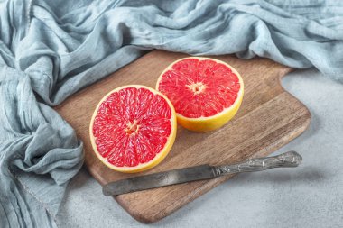Mutfak havlu ile kesme tahtası üzerinde yarım greyfurt narenciye meyve