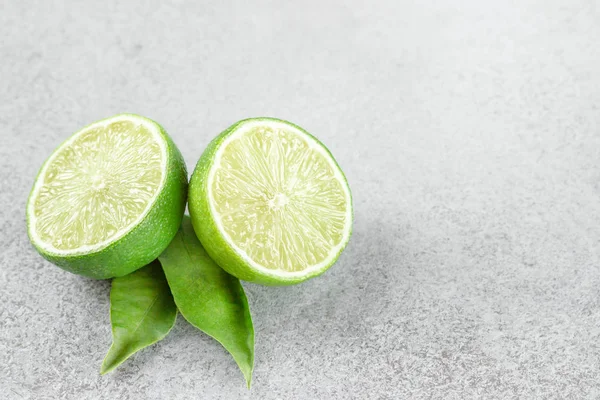 Спелые зелёные лимонные цитрусовые с листьями — стоковое фото