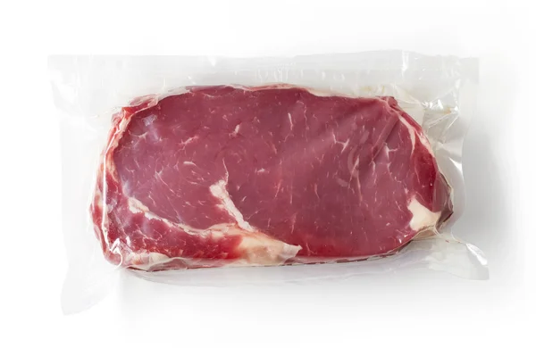 Carne fresca de res para cocinar sous vide, aislada en blanco, de — Foto de Stock