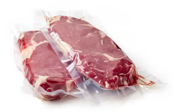 Świeża wołowina stek dla sous vide, gotowania, na białym tle — Zdjęcie stockowe