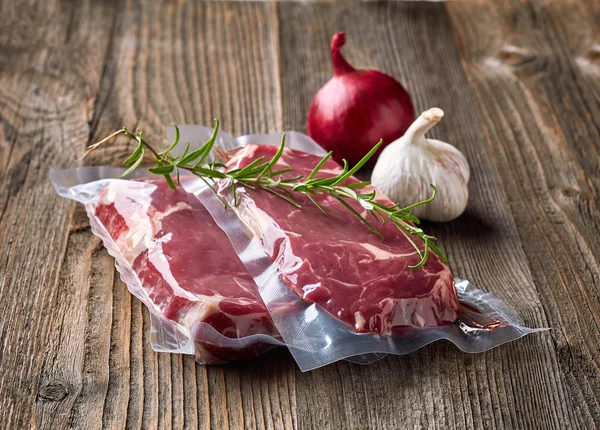 Bife de carne fresca para cozinhar sous vide — Fotografia de Stock