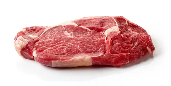 Frisches rohes Rindersteak isoliert auf weißem — Stockfoto