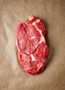 Yukarıdan kağıt, geri dönüşüm üzerinde ham sığır eti biftek