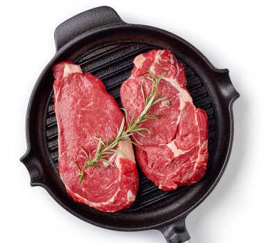 Ham sığır eti biftek tavada pişirmek hazır üzerinde beyaz izole