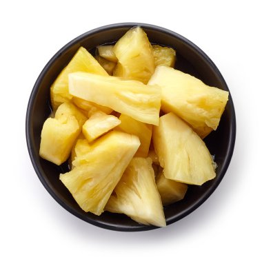 Konserve ananas parçaları yukarıdan beyaz izole kase