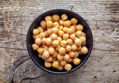 Yukarıdan kase nohut ahşap masa üzerinde siyah