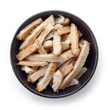 Siyah ızgara domuz eti dilimleri üzerine beyaz, yukarıdan izole kase