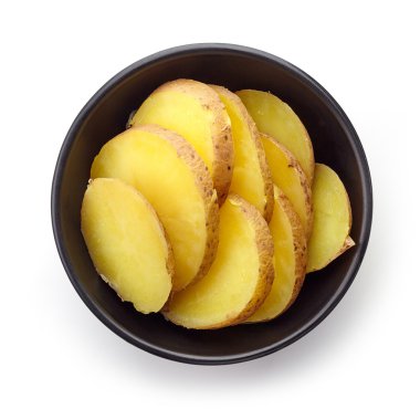 Patates dilimleri üzerine beyaz, yukarıdan izole kase