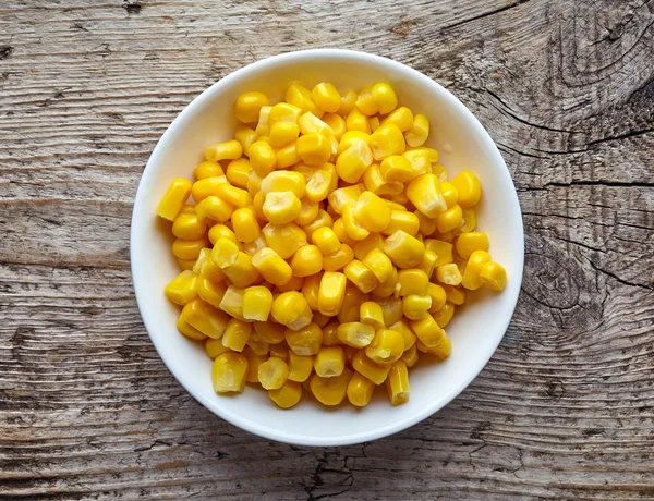 Fehér tál kukorica, felülnézet — Stock Fotó