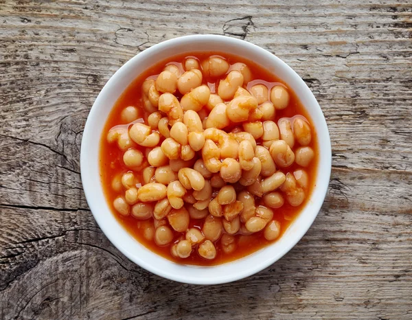 Vit skål med bönor i tomatsås från ovan — Stockfoto