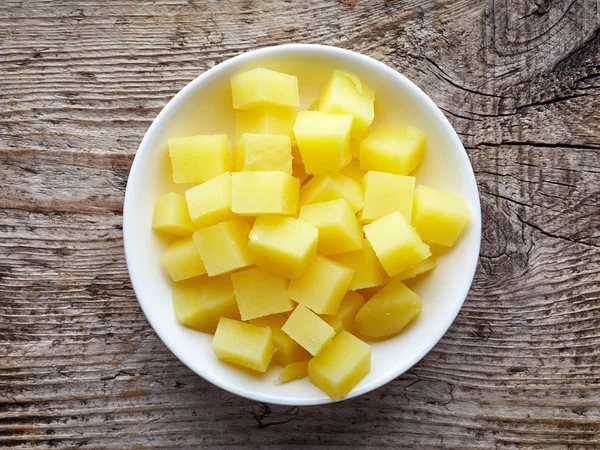 Tigela de batatas cozidas em cubos, de cima — Fotografia de Stock