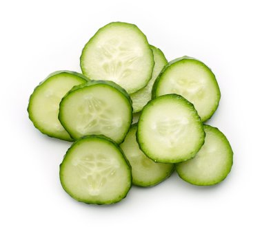 Yukarıdaki beyaz izole salatalık dilimleri