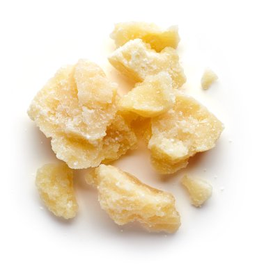 Beyaz arkaplanda yalıtılmış parmesan peyniri