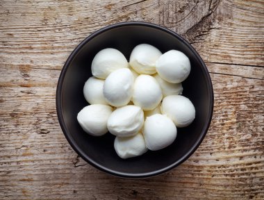 Mozzarella topları yukarıdan kase