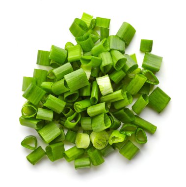 Yukarıdaki beyaz izole doğranmış taze soğan