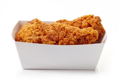 beyaz izole bebek elbise yığını