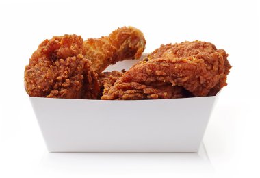 beyaz izole bebek elbise yığını