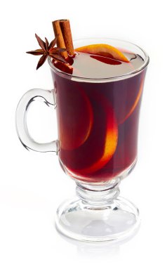 Beyaz izole kırmızı mulled şarap