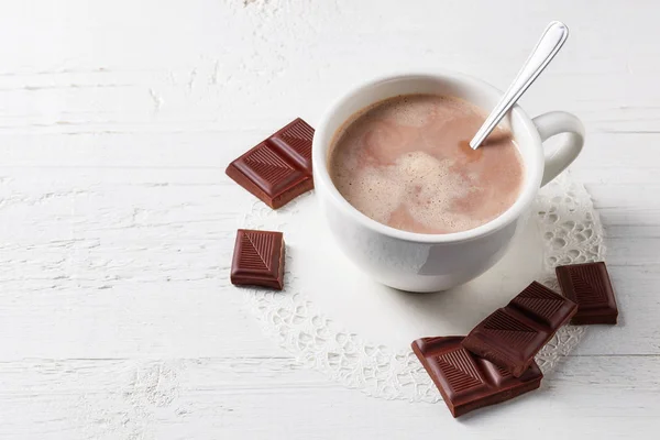 Copo de bebida de cacau quente com doces — Fotografia de Stock