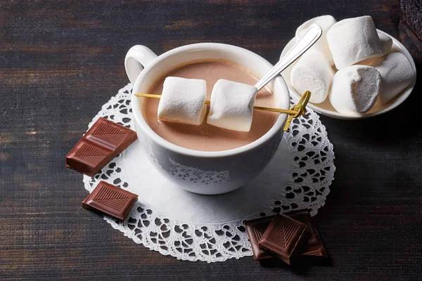 Copo de bebida de cacau quente com doces — Fotografia de Stock