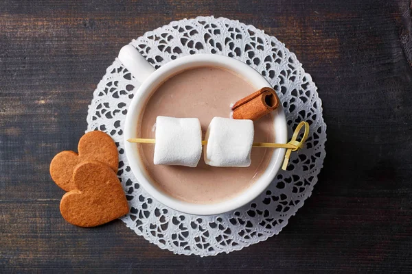 Copa de bebida de cacao caliente con dulces de arriba —  Fotos de Stock