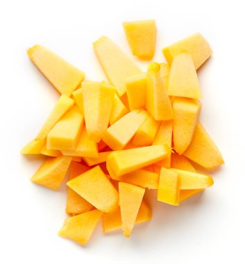 Dilimlenmiş kabak üzerine beyaz, yukarıdan izole yığını